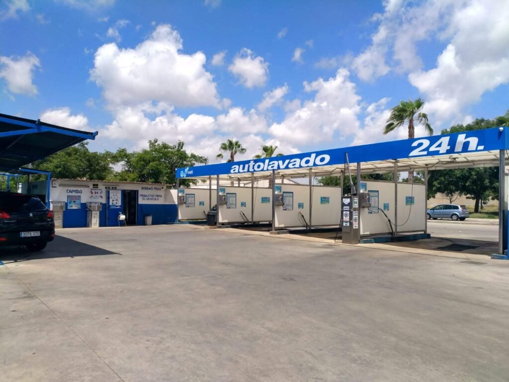 Boxes de lavado de coches en Aquanet Paiporta con cubiertas azules y zona vigilada