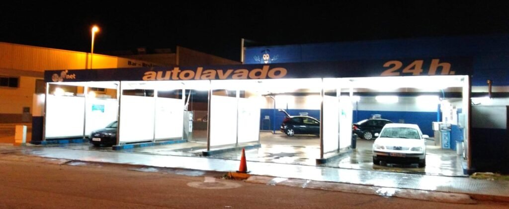 Autolavado aquanet paiporta de noche iluminado con luces led para garantizar la visibilidad en cualquier hora de la noche, al ser un autolavado 24 horas.